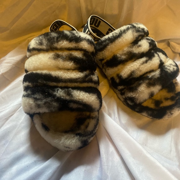 Ugg slippers sizes 7 barely used. I don’t not used them at all need to sell them - Picture 3 of 4
